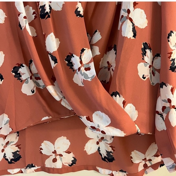 🟢 Ann Taylor Factory Petite Floral Wrap Blouse Size Large Petite - Picture 2 of 5